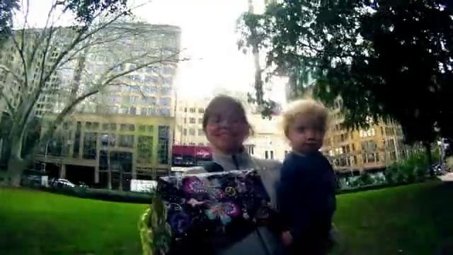 Диреткор Slinky раздает подарки