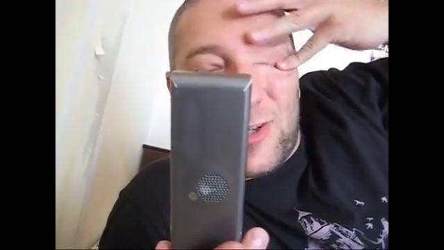 Парень дурачится по телефону=))