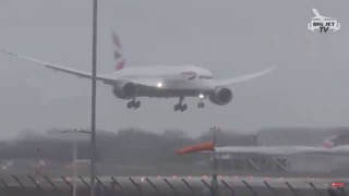 Самолёт снесло ветром при посадке в Лондоне