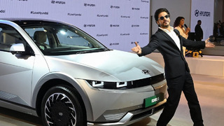 Шахрукх Кхан представил Hyundai Ioniq 5 на автосалоне в Индии