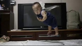 Малыш танцует Gangnam Style
