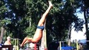 Дедуля отжигает на спортивной площадке