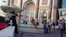 Не Стоит позировать у Фонтана)