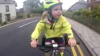 Малышка на велосипеде поблагодарила водителя грузовика жестом и стала звездой