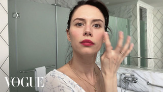 Диана Пожарская показывает свой уход за кожей и макияж с акцентом на губы | Vogue Россия