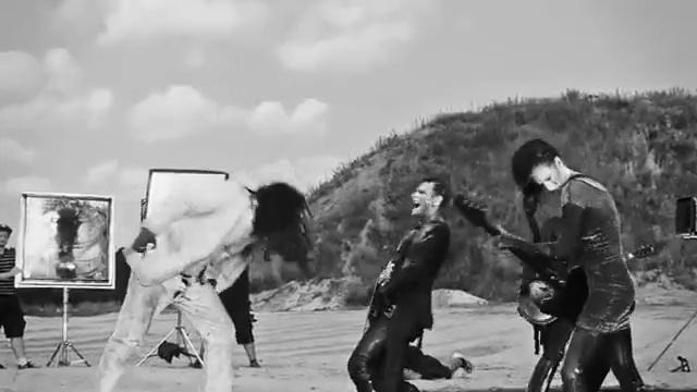 EMIGRATE – Making of ‘Eat You Alive