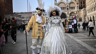 Венецианский карнавал открылся парадом гондол и ночным шоу