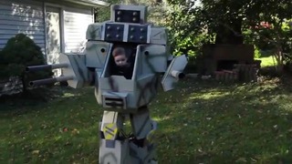 Отец сделал ребенку костюм робота