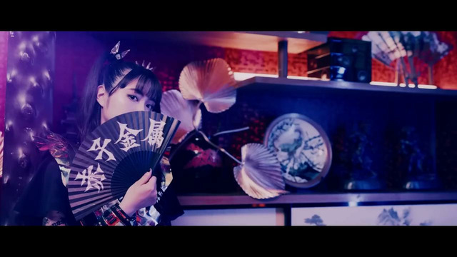 BABYMETAL – メタり！！ (feat. Tom Morello) (Official Music Video 2023)