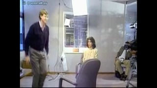 Билл Гейтс прыгает через стул