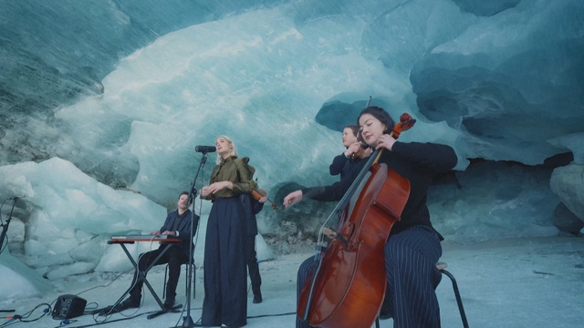 Музыканты выступили в ледяной пещере в Альпах