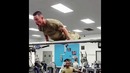 Американский Солдат Зашел в Спортивный Зал