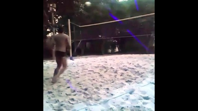 Инстаграм: Рональдиньо играет в пляжный волейбол