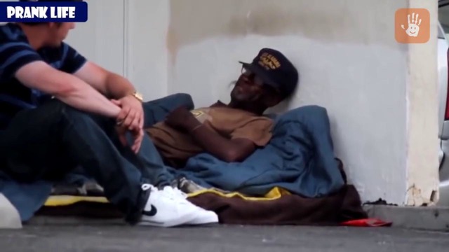 Кроссовки Nike бездомным