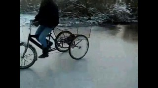 Трехколесный велосипед на льду