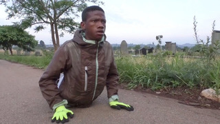Зимбабвийцы занимаются спортом рядом с могилами