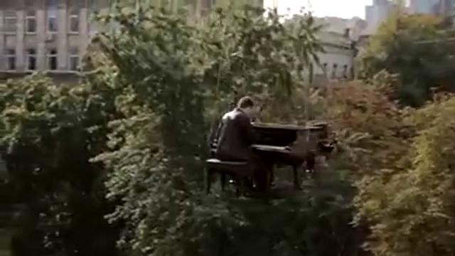 Бесстрашный казахстанский пианист сыграл на рояле на высоте 50 метров