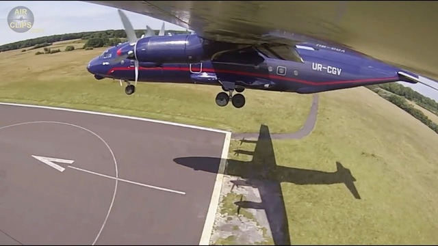 Красивая посадка толстяка Ан-12 с видом с крыла