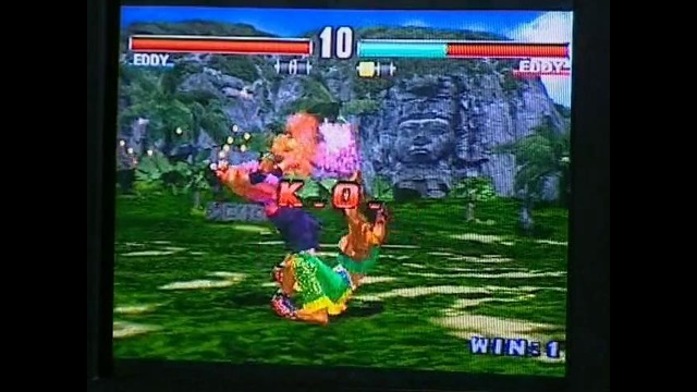 Криштиану Роналду играет Tekken 3