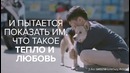 Парень обнимает бездомных собак