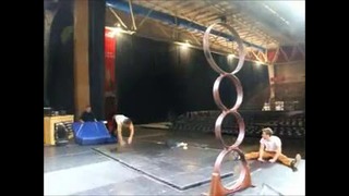Невероятные трюки гимнаста