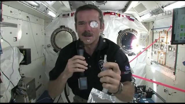 Как моют руки космонавты в невесомости