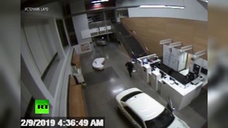 Автомобиль заехал в холл полицейского участка в Лос-Анджелесе
