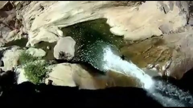 Нереальный прыжок с водопада с огромной высоты