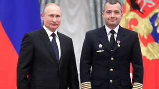 Путин наградил летчиков-Героев Дамира Юсупова и его напарника