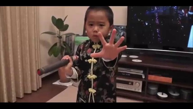 4-летний малыш прекрасно имитирует приемы владения нунчаками легендарного Брюса Ли