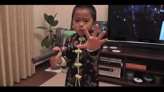 4-летний малыш прекрасно имитирует приемы владения нунчаками легендарного Брюса Ли
