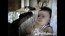 Кот гипнотизирует ребенка