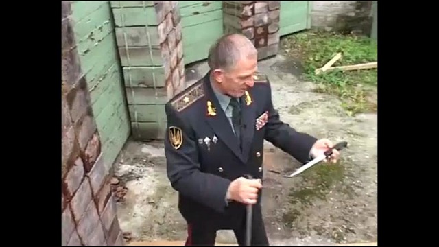 Генерал спецназа метает ножи