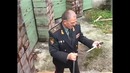Генерал спецназа метает ножи