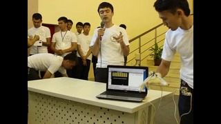 Студенты ТУИТ демонстрируют работу «киберперчатки»