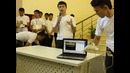 Студенты ТУИТ демонстрируют работу «киберперчатки»