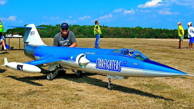 Гигантская радиоуправляемая модель самолёта STARFIGHTER F-104