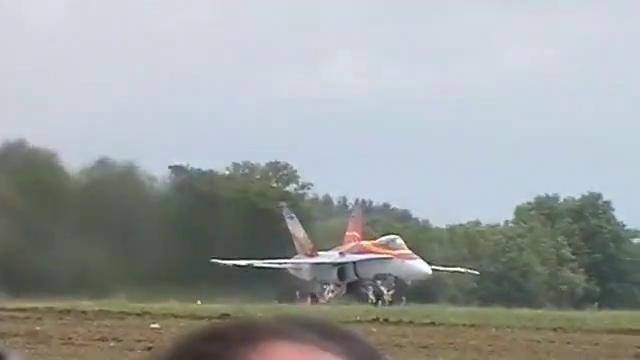Зрелищный взлет CF-18 Hornet (St Thomas airshow 2011)