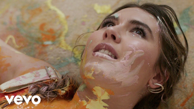 Mimi Webb – Freezing (Official Music Video)