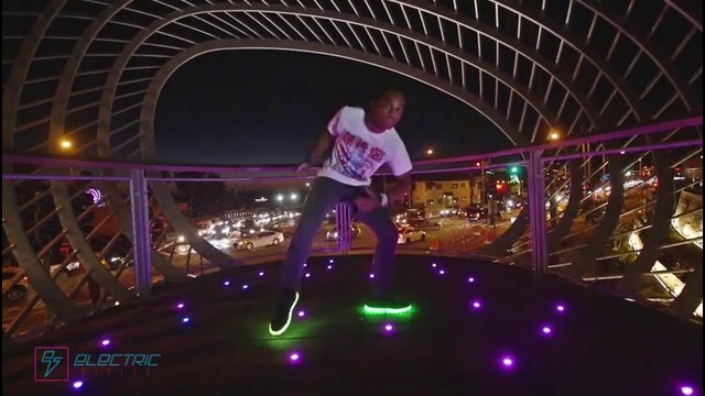 Танец в LED-кроссовках от Fik-Shun