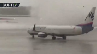 Торнадо повредил два самолёта в аэропорту Антальи — видео