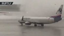 Торнадо повредил два самолёта в аэропорту Антальи — видео