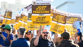 Забастовку сотен тысяч работников компании по доставке UPS в США предотвратили