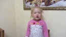 6 Маленькая девочка читает стихотвороение о бабушке