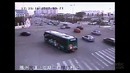 Трехлетний малыш на мотоцикле устроил гонки при сумасшедшем трафике мегаполиса
