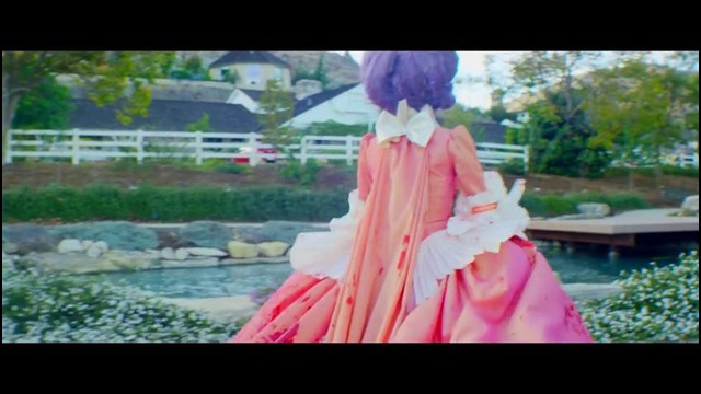 Grimes – Flesh Without Blood & Life In The Vivid Dream