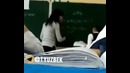 Ўқитувчи кичкина синф ўқувчи қизни турткилаб мисол тушинтирмоқда