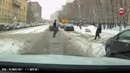 Водитель поёт за рулём