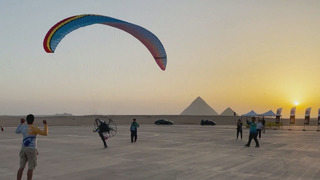 С высоты 200 метров увидели парапланеристы пирамиды в Египте