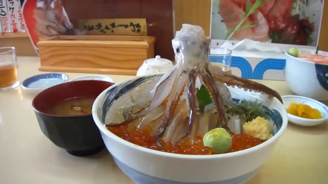 Японская еда танцующий осьминог Odori-Don